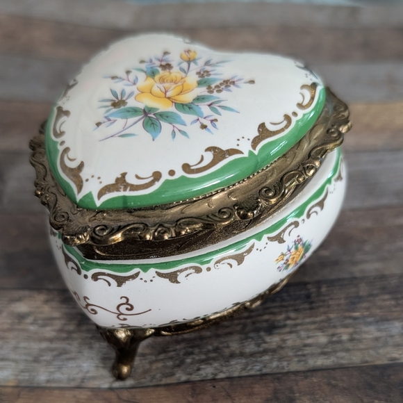 Vintage Heart Jewelery Music Box Rare Vintage Enamel Metal Footed Trinket Dish